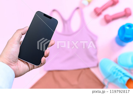 スポーツウェアの購入やジムの予約をスマホで　スポーツウェア　背景素材　バックグラウンド 119792817