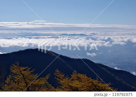 浅間連峰の東篭の塔山から見る雲海に浮かぶ金峰山と富士山 浅間連峰の東篭の塔山から見る雲海に浮かぶ金峰山と富士山 119792875