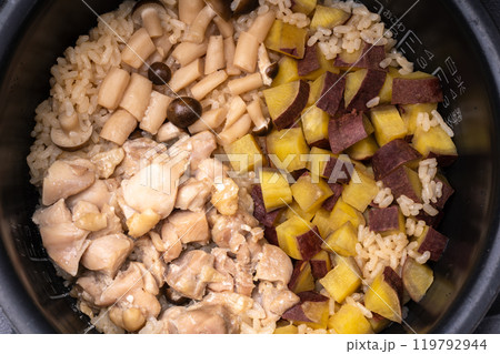 鶏とさつまいもの炊き込みご飯 119792944