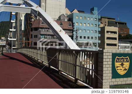 長崎県佐世保市　中心市街地の町並み　佐世保公園周辺「アルバカーキ橋」　 119793146