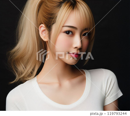 白いTシャツの美女 119793244