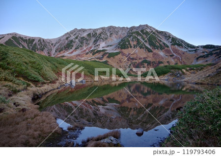 秋の立山とミドリガ池 119793406