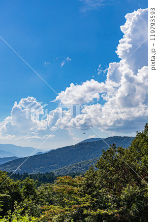 山の谷から見えた夏の雲 山の谷から見えた夏の雲 119793593
