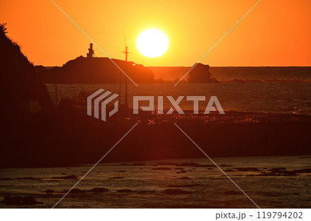 海に沈む夕日 海に沈む夕日 119794202