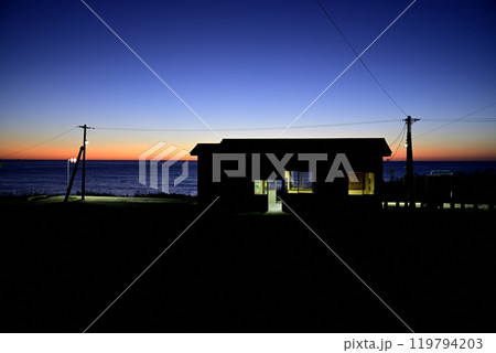 夕暮れの驫木駅 夕暮れの驫木駅 119794203