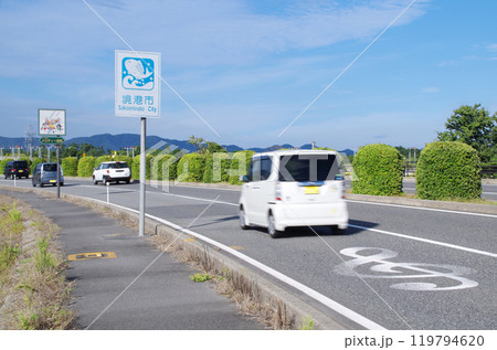 鳥取県境港市の米子鬼太郎空港沿いのメロディー道路を自動車が次々と通過する光景 鳥取県境港市の米子鬼太郎空港沿いのメロディー道路を自動車が次々と通過する光景 119794620