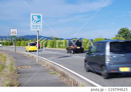 鳥取県境港市の米子鬼太郎空港沿いのメロディー道路を自動車が次々と通過する光景 鳥取県境港市の米子鬼太郎空港沿いのメロディー道路を自動車が次々と通過する光景 119794625