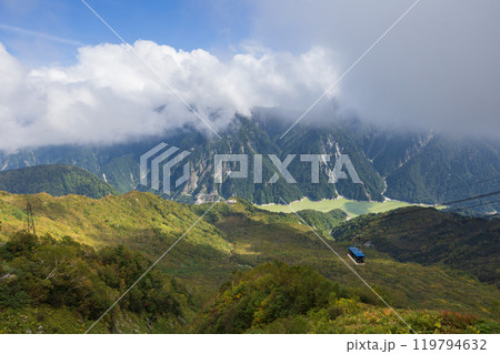 大観峰から見た黒部湖と裏立山連峰 119794632