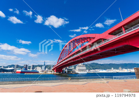 神戸市 ポートアイランドに架かる夏の神戸大橋 神戸市 ポートアイランドに架かる夏の神戸大橋 119794978