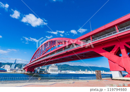 神戸市　ポートアイランドに架かる夏の神戸大橋 119794980