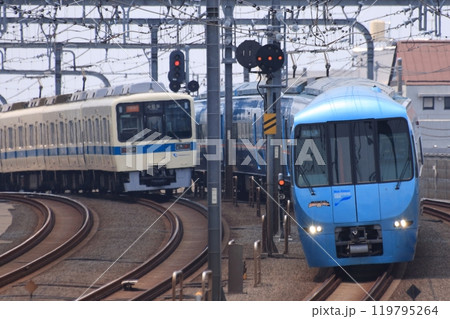 連続高架線を行き交う60000形ロマンスカーMSEと8000形電車 連続高架線を行き交う60000形ロマンスカーMSEと8000形電車 119795264