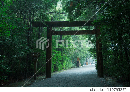 雨の伊勢神宮外宮の鳥居 雨の伊勢神宮外宮の鳥居 119795272