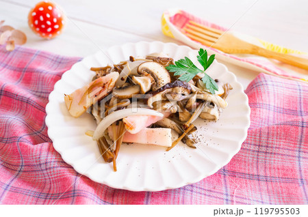 秋の味覚 きのこソテー 秋の味覚 きのこソテー 119795503