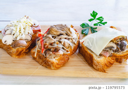 キノコのオープンサンド作り 119795573
