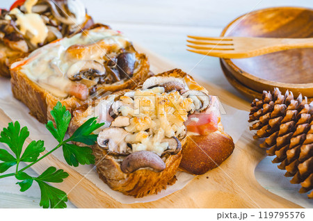 焼きキノコのトースト 119795576