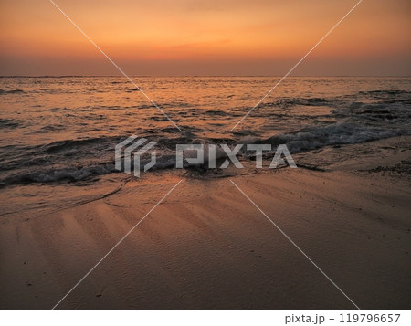 美しいビーチの夕焼け 119796657
