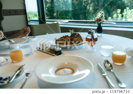 レストランで食べるおいしい食事 119796710