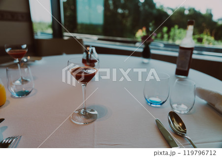 レストランで食べるおいしい食事 レストランで食べるおいしい食事 119796712