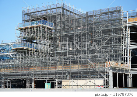建設現場の足場 119797376