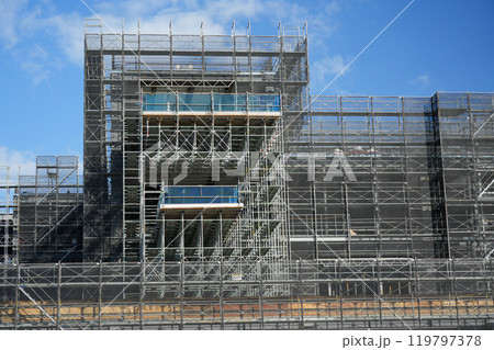 工事現場の足場 119797378