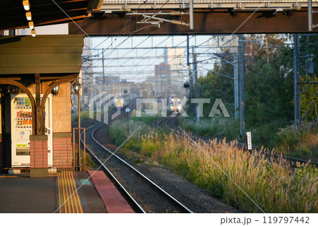 【札幌厚別】夕暮れの駅のホームから 119797442