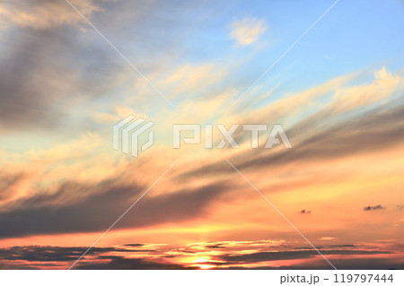 晩秋の夕空 119797444