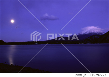 月明かりの湖と傘雲がかかる富士山 119797773