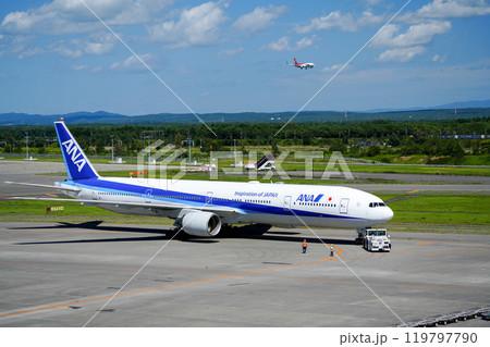 【新千歳空港】出発する全日空機と着陸するピーチ機 119797790