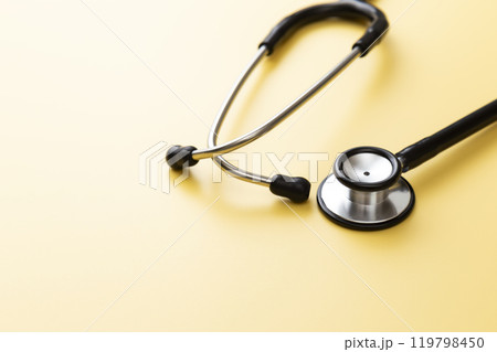 黄色背景に聴診器 黄色背景に聴診器 119798450