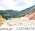 噴煙を上げる火口 119798578