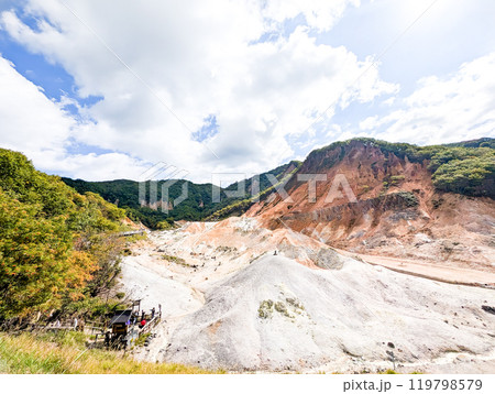 噴煙を上げる火口 噴煙を上げる火口 119798579