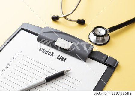 黄色背景に聴診器とチェックシート 黄色背景に聴診器とチェックシート 119798592