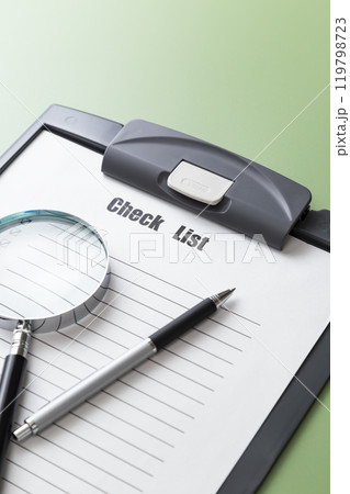 緑背景にチェックリスト 緑背景にチェックリスト 119798723