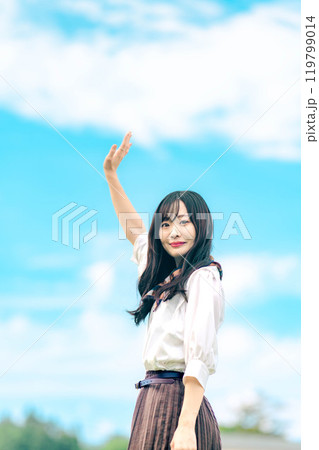 青空の下に立つ女性 119799014