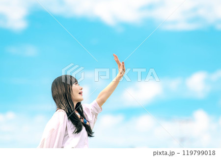 青空の下に立つ女性 119799018