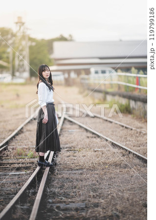廃線の上を歩く女性 119799186