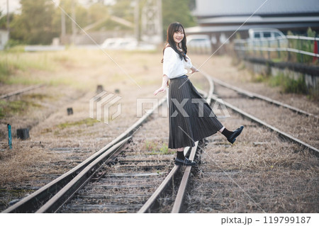 廃線の上を歩く女性 119799187