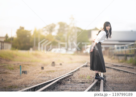 廃線の上を歩く女性 119799189