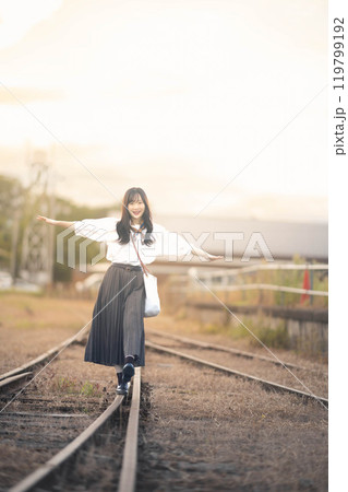 廃線の上を歩く女性 廃線の上を歩く女性 119799192