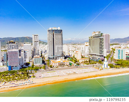 The sea promenade of the city. 119799235