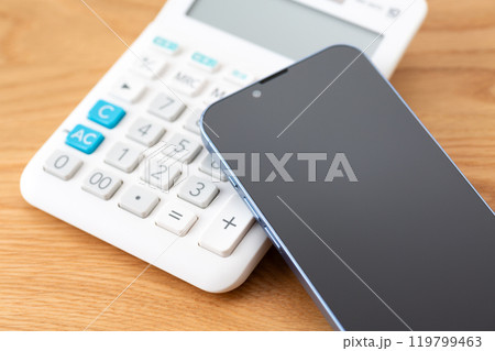スマホと電卓 スマホと電卓 119799463