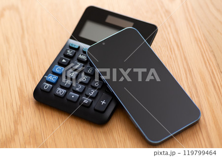 スマホと電卓 119799464