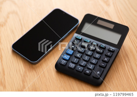 スマホと電卓 スマホと電卓 119799465