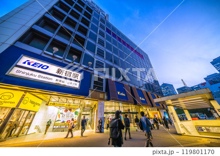 日本の東京都市景観 KEIO新宿駅や京王百貨店(60周年)などを望む=10月31日 日本の東京都市景観 KEIO新宿駅や京王百貨店(60周年)などを望む=10月31日 119801170