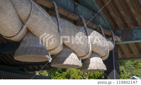 出雲大社神楽殿の大注連縄（しめ縄）のアップ 119802147