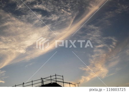 まあまあ珍しい夕暮れの濃密雲 濃密で完全に不透明な巻雲 まあまあ珍しい夕暮れの濃密雲 濃密で完全に不透明な巻雲 119803725