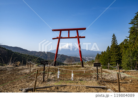河口浅間神社 天空の鳥居と富士山　山梨県南都留郡富士河口湖町 119804089