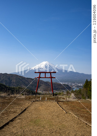 河口浅間神社 天空の鳥居と富士山　山梨県南都留郡富士河口湖町 119804096