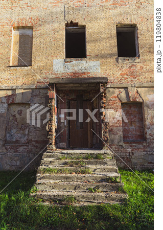 The entrance of an old, abandoned building without doors. The doorway 119804838