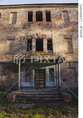 The entrance of an old, abandoned building without doors. The doorway 119804841